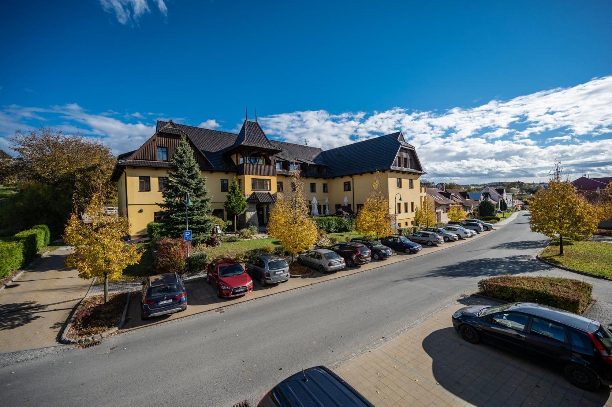 Valassky Hotel A Pivni Lazne Ogar Luhačovice Kültér fotó